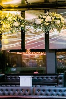 Υπεροχος στολισμος ξυλινης αψιδας με λουλουδια