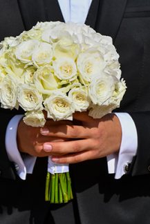 Κλασικό ολόλευκο νυφικό μπουκέτο από τριαντάφυλλα Κλασικό ολόλευκο νυφικό μπουκέτο από τριαντάφυλλα