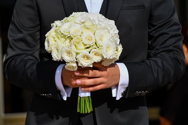 Κλασικό ολόλευκο νυφικό μπουκέτο από τριαντάφυλλα