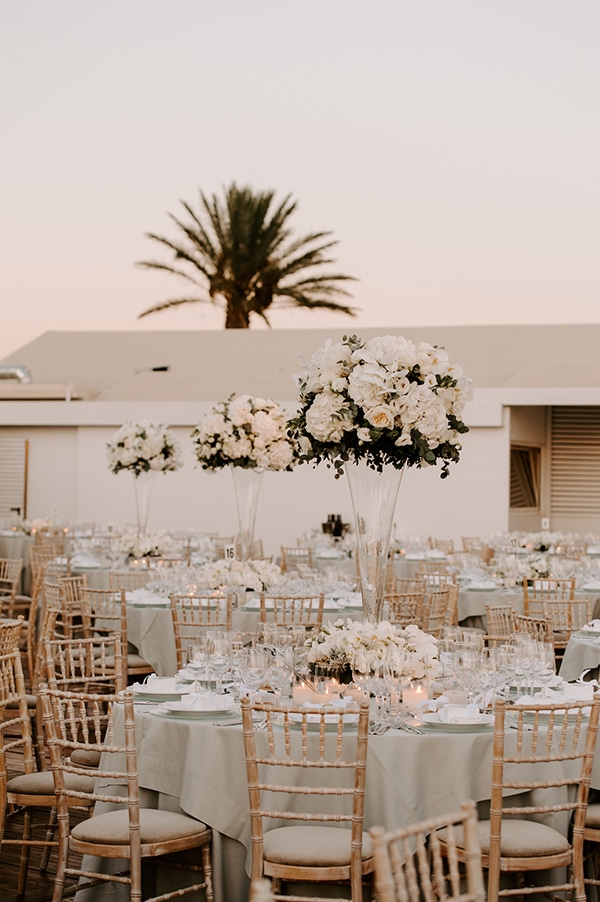 Ρομαντικός στολισμός δεξίωσης υπαίθριου γάμου σε λευκές αποχρώσεις