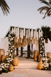 Luxurious στολισμός εισόδου δεξίωσης γάμου με κρεμαστά λουλούδια και φαναράκια Luxurious στολισμός εισόδου δεξίωσης γάμου με κρεμαστά λουλούδια και φαναράκια