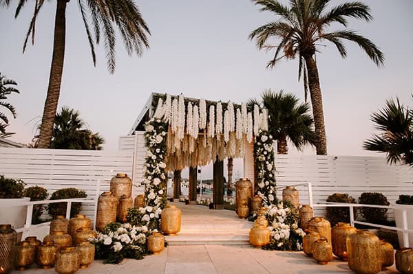 Luxurious στολισμός εισόδου δεξίωσης γάμου με κρεμαστά λουλούδια και φαναράκια