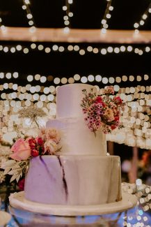 Τριώροφη τούρτα γάμου με marble design Τριώροφη τούρτα γάμου με marble design