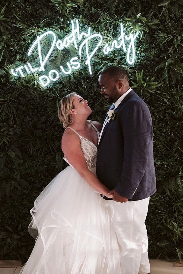 Πρωτότυπη ιδέα στολισμού με neon sign “Til death do us party!”