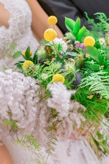 Hand-tied νυφική ανθοδέσμη με πρασινάδα και pampas grass