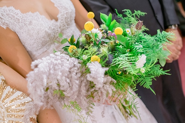 Hand-tied νυφική ανθοδέσμη με πρασινάδα και pampas grass