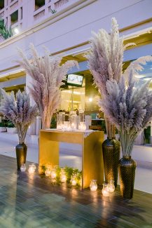 Luxurious στολισμός δεξίωσης γάμου με pampas grass και χρυσά διακοσμητικά Luxurious στολισμός δεξίωσης γάμου με pampas grass και χρυσά διακοσμητικά