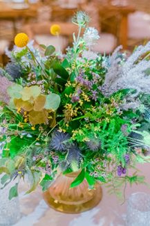 Υπέροχα centerpieces για στολισμό τραπεζιών δεξίωσης γάμου με φρέσκα λουλούδια σε χρυσά κύπελλα Υπέροχα centerpieces για στολισμό τραπεζιών δεξίωσης γάμου με φρέσκα λουλούδια σε χρυσά κύπελλα