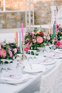 Colorful στολισμος δεξιωσης γαμου με λουλουδια και κερια Colorful στολισμος δεξιωσης γαμου με λουλουδια και κερια