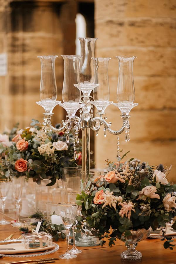 Elegant centerpiece για δεξίωση γάμου με κρυστάλλινο κηροπήγιο