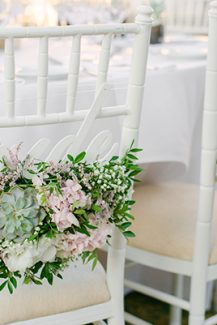 Μοντέρνος στολισμός για καρέκλες ζευγαριού με παχύφυτα