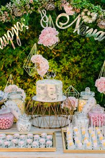 Elegant dessert table για δεξίωση γάμου με γεωμετρικά σχήματα και χρυσές πινελιές Elegant dessert table για δεξίωση γάμου με γεωμετρικά σχήματα και χρυσές πινελιές