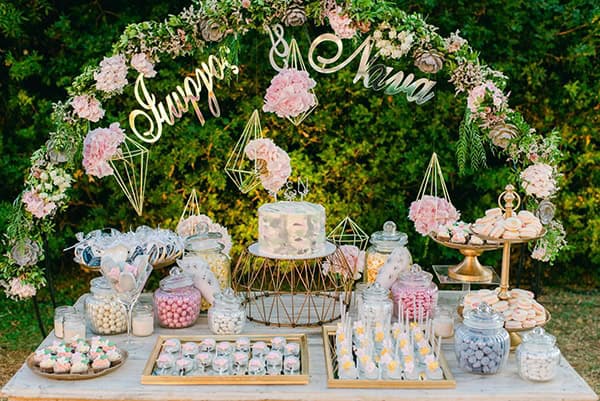 Elegant dessert table για δεξίωση γάμου με γεωμετρικά σχήματα και χρυσές πινελιές