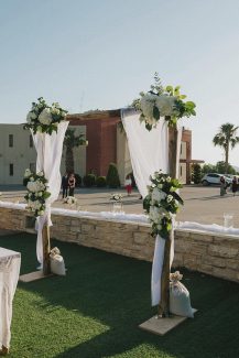 Στολισμός εκκλησίας με ξύλινη αψίδα και λουλούδια Στολισμός εκκλησίας με ξύλινη αψίδα και λουλούδια