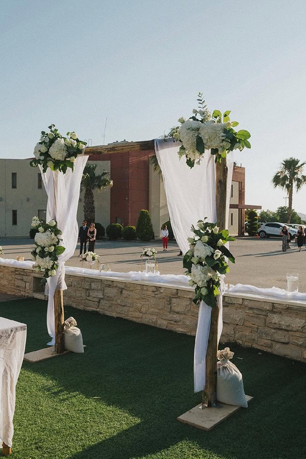 Στολισμός εκκλησίας με ξύλινη αψίδα και λουλούδια