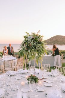 Υπέροχα centerpieces με λουλούδια για ρομαντικό στολισμό δεξίωσης γάμου