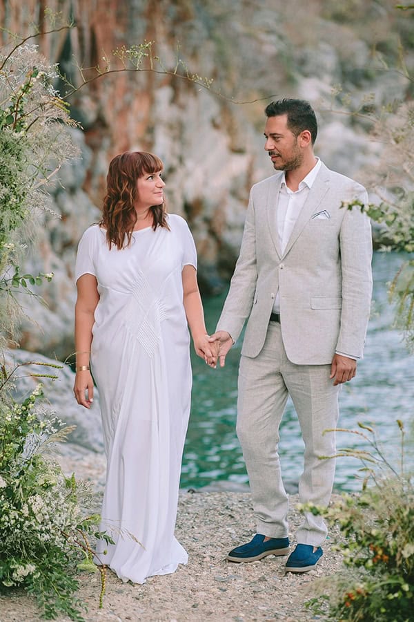 romantic-elopement-mani-stunning-sea-view_02