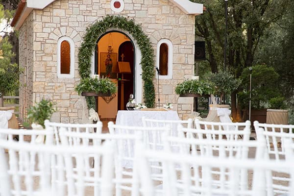 Υπέροχος στολισμός εισόδου εκκλησίας με γιρλάντα Υπέροχος στολισμός εισόδου εκκλησίας με γιρλάντα