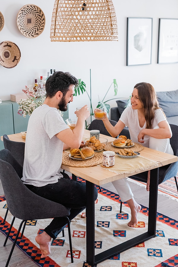 Πρωτότυπη ιδέα prewedding φωτογράφισης στο σπίτι