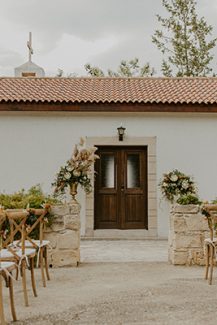 Μποέμ στολισμός εισόδου εκκλησίας με ρουστίκ στοιχεία