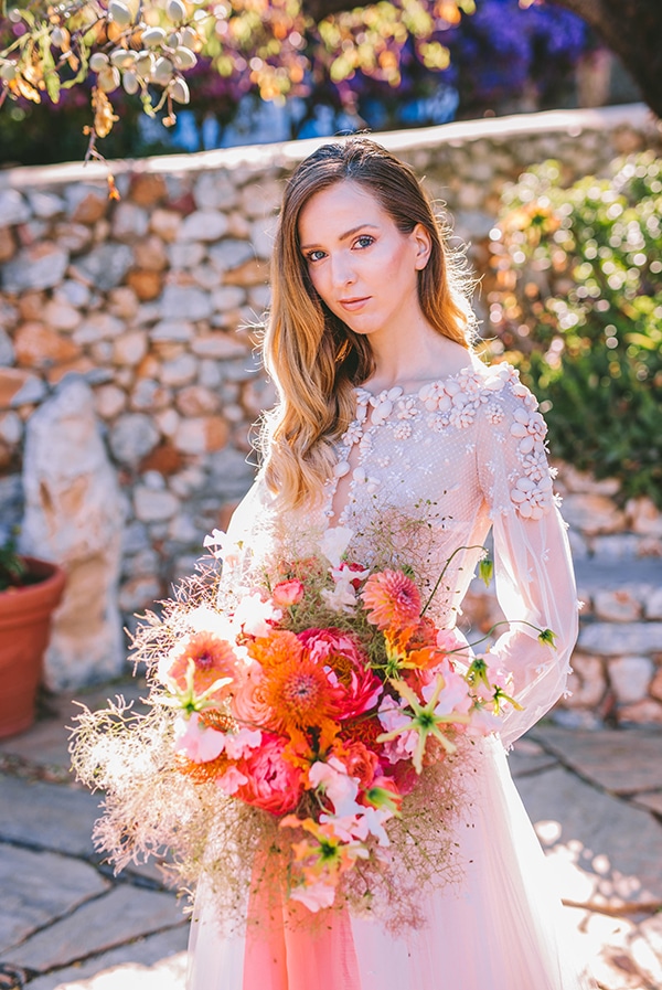 Πανέμορφο νυφικό μπουκέτο με ελεύθερη σύνθεση σε έντονες αποχρώσεις