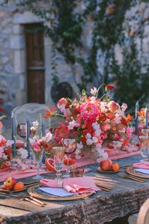 Εντυπωσιακός στολισμός τραπεζιών δεξίωσης γάμου με έντονες αποχρώσεις του κοραλί, peach και του φούξια Εντυπωσιακός στολισμός τραπεζιών δεξίωσης γάμου με έντονες αποχρώσεις του κοραλί, peach και του φούξια