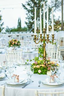 Elegant χρυσα κηροπηγια για centerpieces τραπεζιων δεξιωσης γαμου