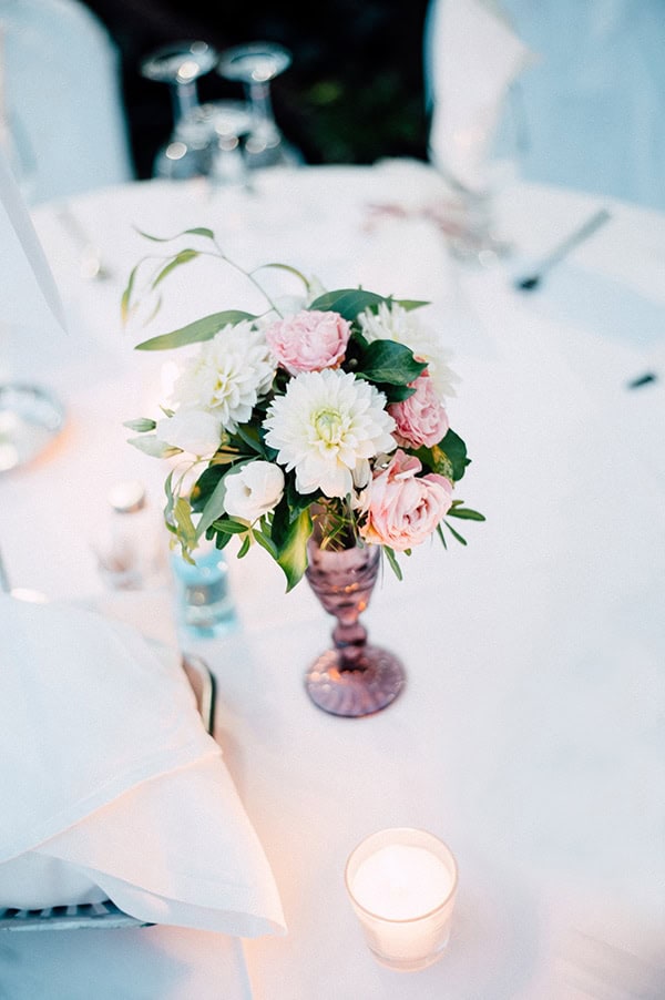 Centerpiece για στολισμό δεξίωσης γάμου σε dusty pink απόχρωση και φρέσκα λουλούδια