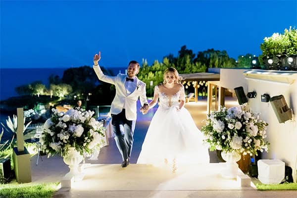 Ρομαντικος στολισμος για εισοδο δεξιωσης γαμου με λουλουδια