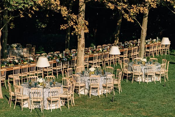 Διαρρύθμιση τραπεζιών με ροτόντες και μακρόστενα τραπέζια