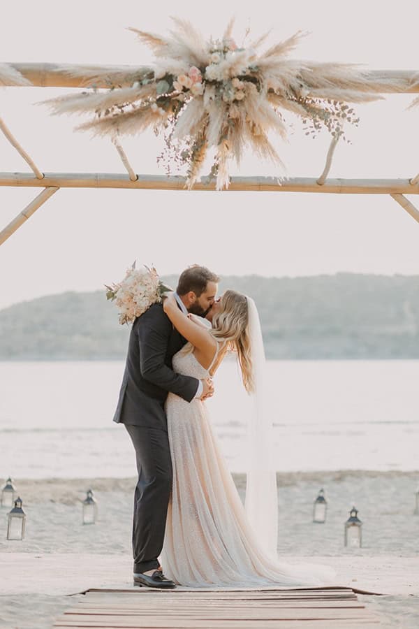 bohemian-summer-wedding-athens-pampas-grass-pastel-hues_20
