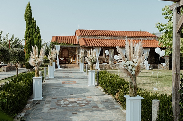 Bohemian στολισμός διαδρόμου εκκλησίας για την είσοδο του ζευγαριού