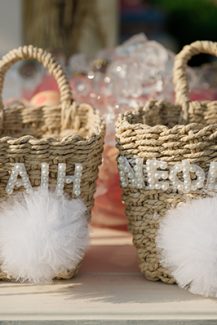 Πρωτότυπα ψάθινα καλαθάκια για τα παρανυφάκια