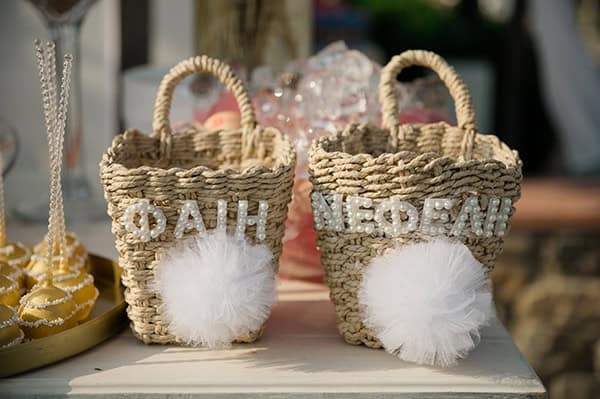 Πρωτότυπα ψάθινα καλαθάκια για τα παρανυφάκια