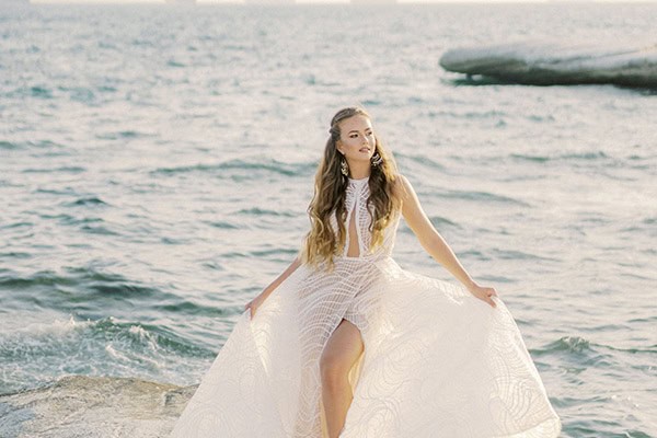 Μαγευτικό styled shoot σε μια ειδυλλιακή τοποθεσία με φόντο το γαλάζιο της θάλασσας