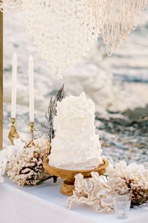 Ασύμμετρη ολόλευκη τούρτα γάμου