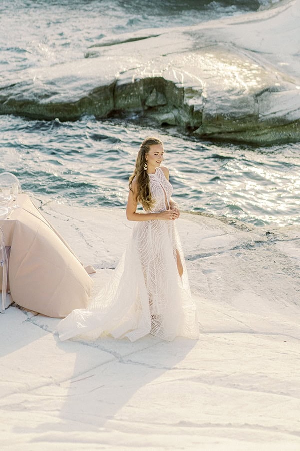 dreamy-styled-shoot-idyllic-location-sea-view_03x