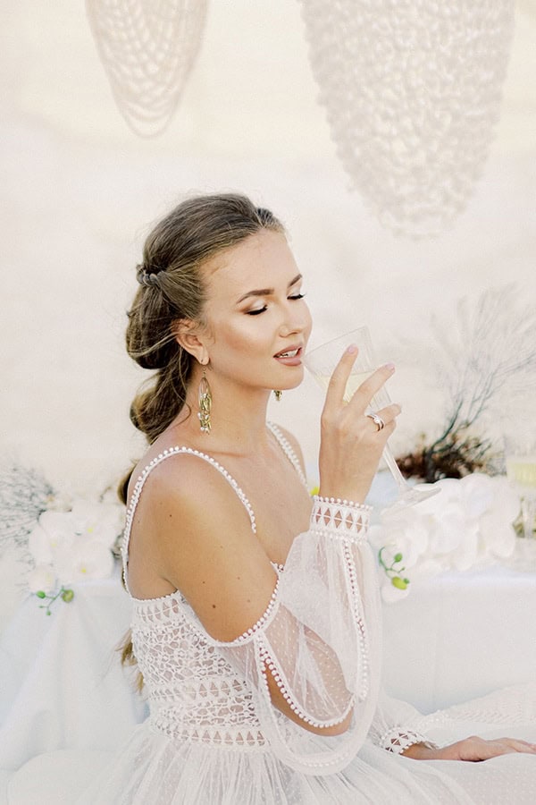 dreamy-styled-shoot-idyllic-location-sea-view_04x