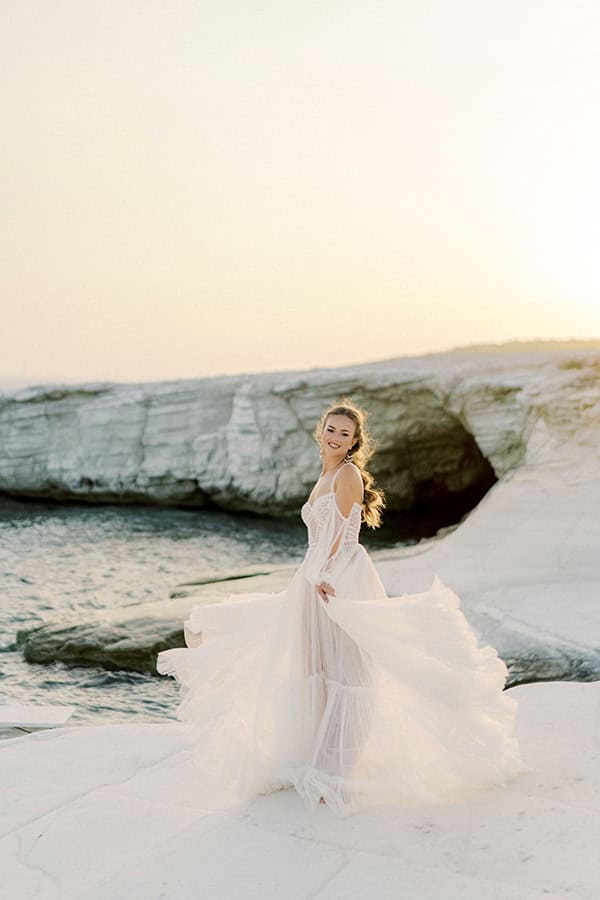 dreamy-styled-shoot-idyllic-location-sea-view_13x