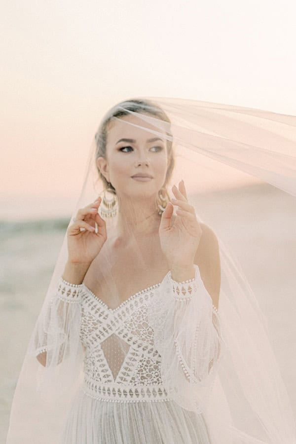 dreamy-styled-shoot-idyllic-location-sea-view_15x