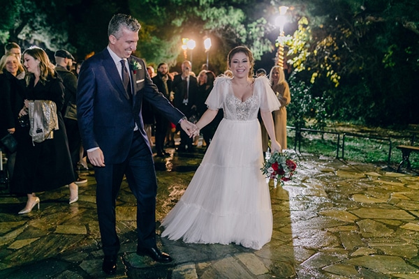 festive-winter-wedding-fairylights-red-hues_11