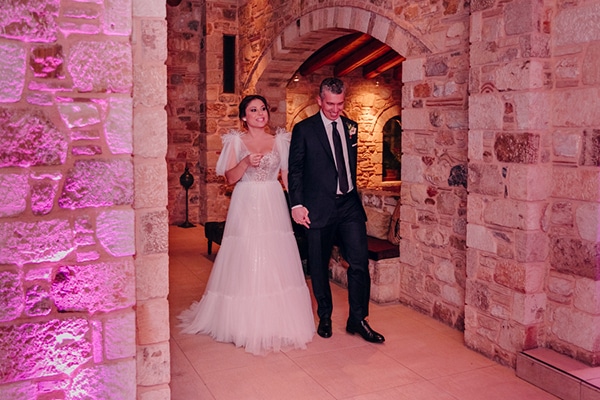 festive-winter-wedding-fairylights-red-hues_15