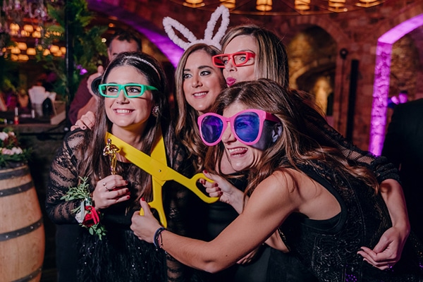 festive-winter-wedding-fairylights-red-hues_16