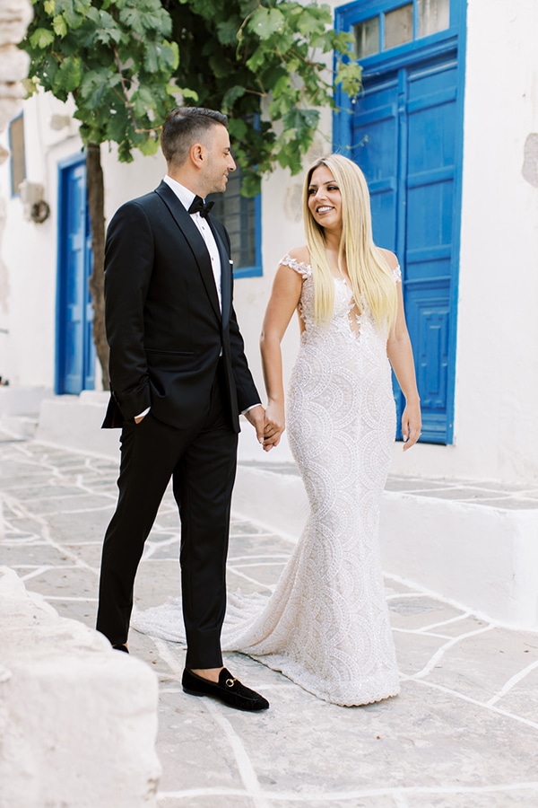 luxurious-summer-wedding-sifnos-island-lush-floral-designs_01x