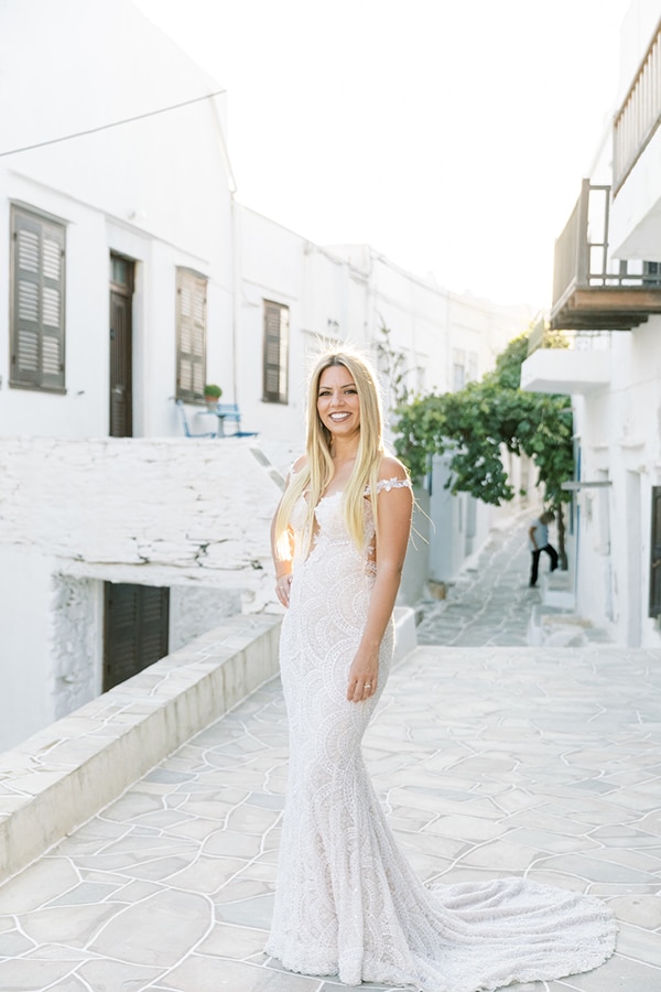 luxurious-summer-wedding-sifnos-island-lush-floral-designs_02x