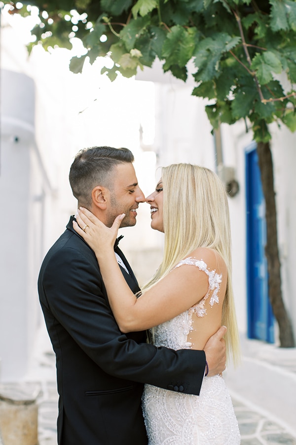 luxurious-summer-wedding-sifnos-island-lush-floral-designs_04