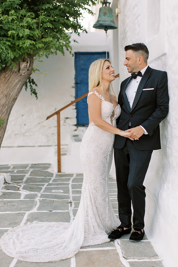 luxurious-summer-wedding-sifnos-island-lush-floral-designs_04x