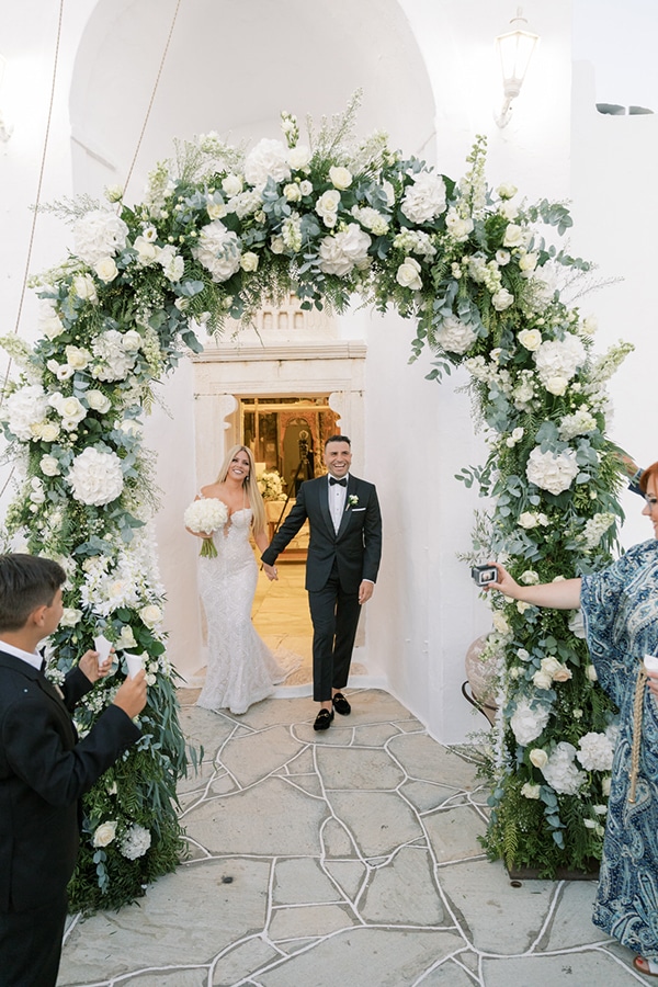 luxurious-summer-wedding-sifnos-island-lush-floral-designs_32