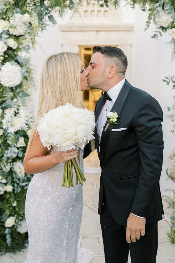 luxurious-summer-wedding-sifnos-island-lush-floral-designs_34