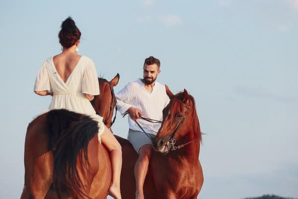 pretty-prewedding-session-horses_08